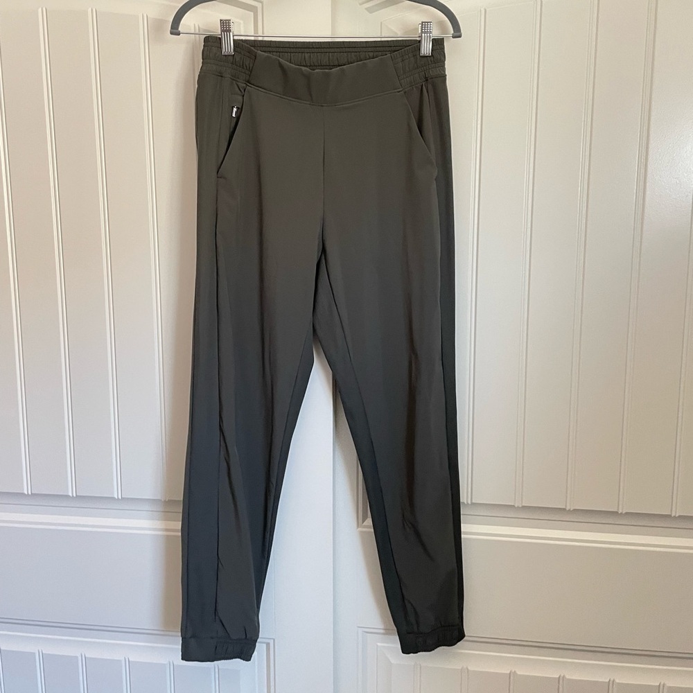 Athleta Brooklyn Jogger sage green high rise pant size small / 6